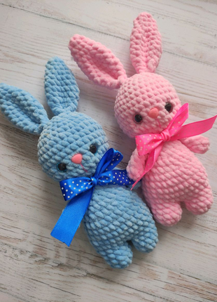 В'язана іграшка подарунковий зайчик