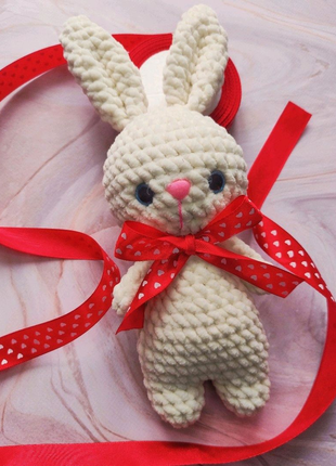 В'язана іграшка подарунковий зайчик