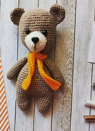 В'язана іграшка ведмедик з шарфом