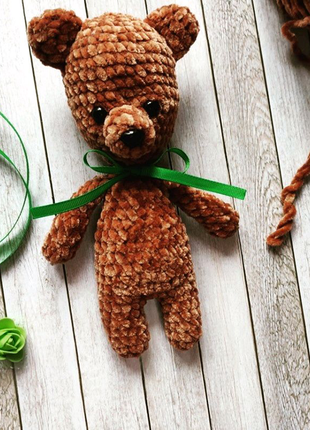 В'язана іграшка ведмедик барні
