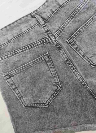 Серые мини джинсовые шорты с подворотом на высокой посадке, с карманами, из качественной ткани качественные стильные базовые2 фото