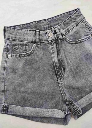 Серые мини джинсовые шорты с подворотом на высокой посадке, с карманами, из качественной ткани качественные стильные базовые4 фото