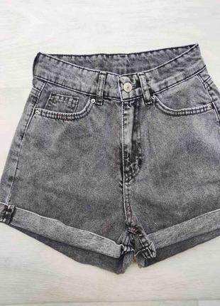 Серые мини джинсовые шорты с подворотом на высокой посадке, с карманами, из качественной ткани качественные стильные базовые5 фото
