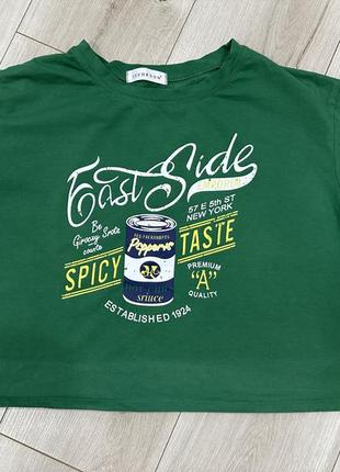 Короткая зеленая футболка оверсайз