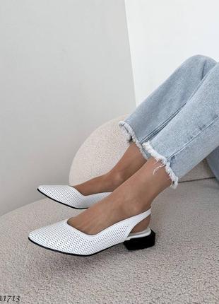 Белые женские трендовые слингбеки туфли закрытые босоножки на маленьком каблуке с сквозной перфорацией из натуральной кожи кожаные5 фото