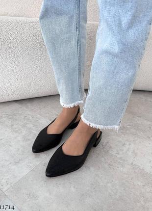 Черные женские трендовые слингбеки туфли закрытые босоножки на маленьком каблуке с сквозной перфорацией из натуральной кожи кожаные7 фото