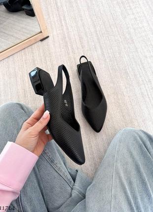 Черные женские трендовые слингбеки туфли закрытые босоножки на маленьком каблуке с сквозной перфорацией из натуральной кожи кожаные3 фото