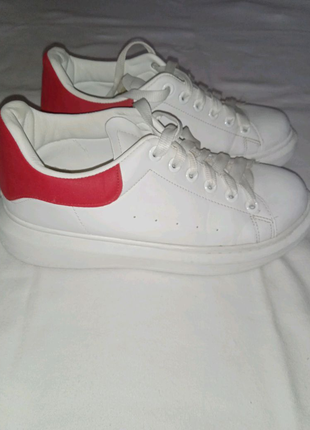 Білі кросівки із червоними вставками1 фото