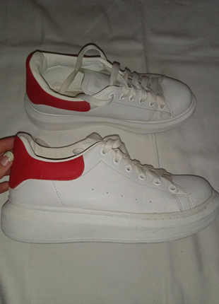 Білі кросівки із червоними вставками2 фото