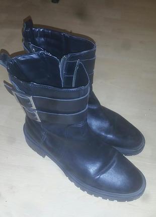 Жіночі черевики чорного кольору.1 фото