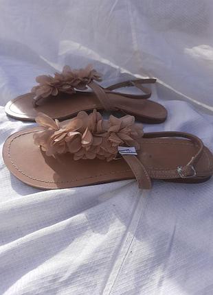 Бежеві жіночі босоніжки