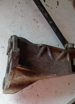 Кронштейн двигуна audi 100 c3