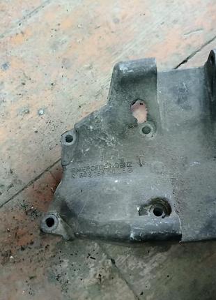 Кронштейн мерседес 124