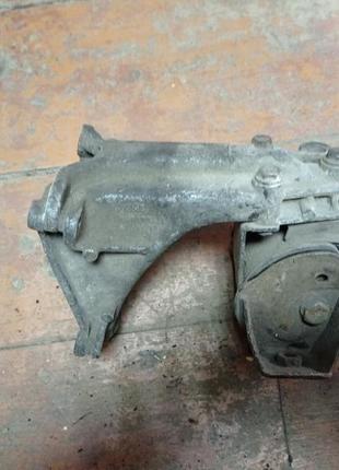 Кронштейн подушки мотора  vw passat b3