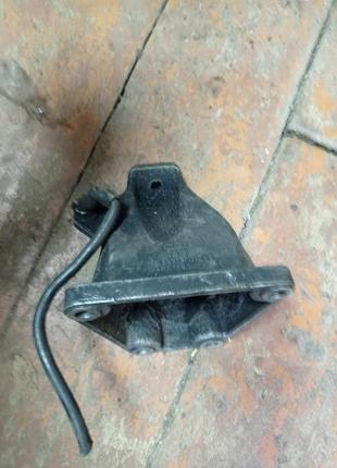 Кронштейн двигуна правий audi a4 b5