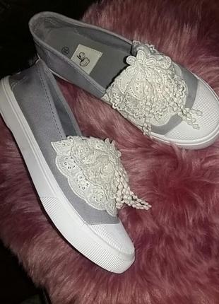 Бомбезні  джинсові  кросівки,балетки , кеди .швейцарія.