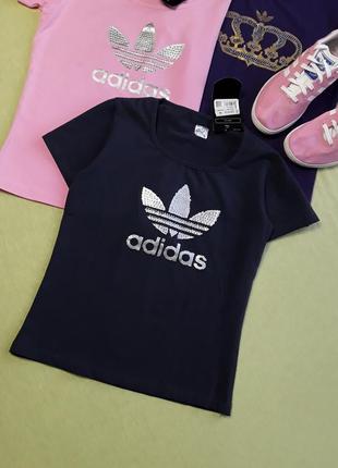 Крутая футболка adidas с серебряным принтом1 фото