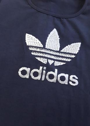 Крутая футболка adidas с серебряным принтом4 фото