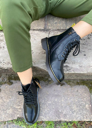 Женские ботинки мартинсы на флисе черные6 фото
