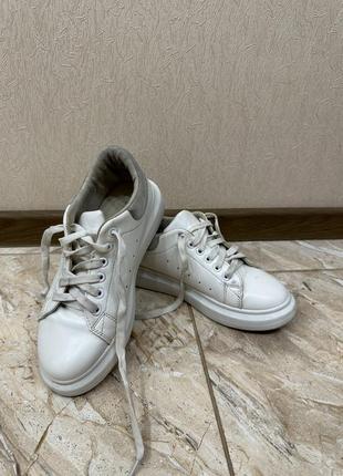 Кроссовки белые 38 размер в хорошем состоянии