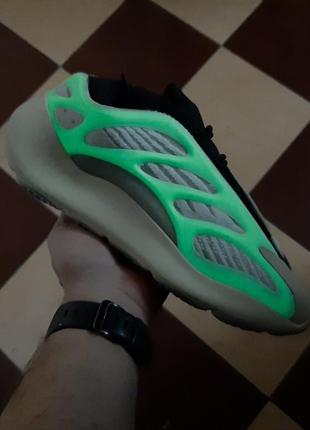 Чоловічі кросівки adidas yeezy boost 700 v3 beige адідас ізі буст бежевого кольору5 фото