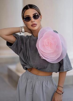 Сіра футболка balenciaga з великою рожевою квіткою
