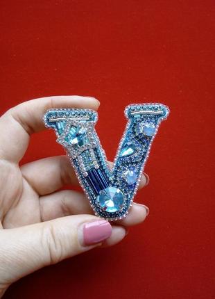 Іменна брошка "v - вікторія" бірюзово - морських тонах