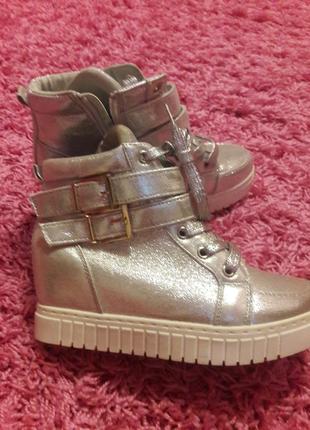 Класнючі снікерси....