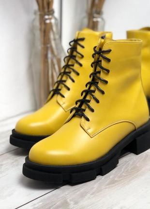 Стильные ботинки из натуральной желтой кожи на черной подошве