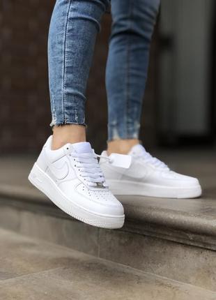 Красиві жіночі кросівки nike air force 1 білі