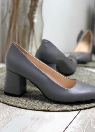 Туфлі човники з натуральної шкіри з гострим носком на низькому підборі 6 см