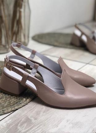 Туфлі з гострим носком бежеві шкіряні на низькому підборі 4 см