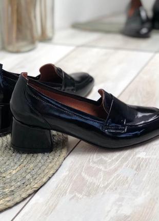 Туфли из натуральной черной лаковой кожи на каблуке 4см