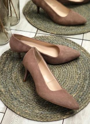 Туфлі з гострим носком шкіряні , лаковані , замшеві на шпильці