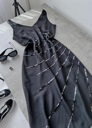 Двошарова чорна сукня оздоблена паєтками від s. oliver