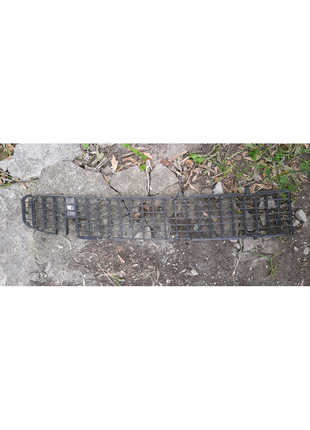 Решітка переднього бампера