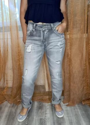 Брендовые джинсы скинни с рваностями и потертостями средняя посадка