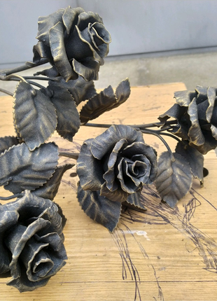 Кована троянда, вироби з металу1 фото