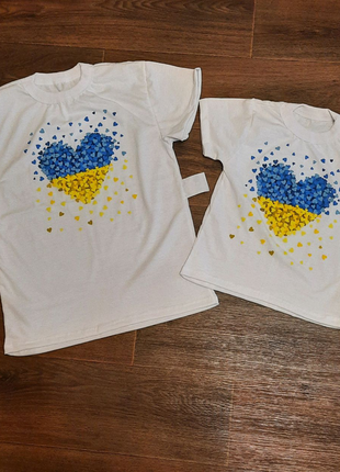 Патріотичні футболки з сердечком1 фото