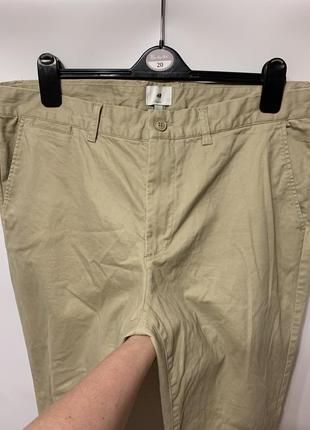 Мужские брюки бежевого цвета3 фото