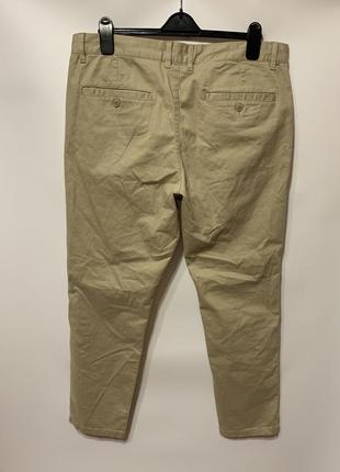 Мужские брюки бежевого цвета6 фото