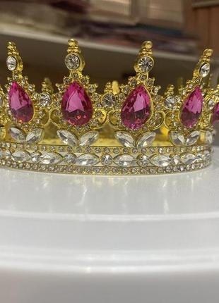 Золота корона для торту, кругла тіара, діадема (велике каміння малинового кольору)1 фото
