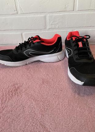 Жіночі кросівки для бігу kalenji чорно-коралові. розмір 40,5 см