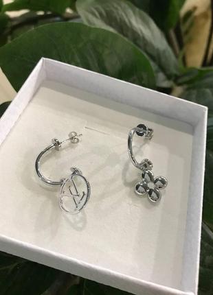 Брендовые серьги в серебряном цвете с подвесками