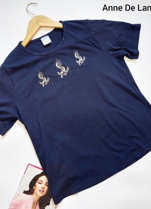 Женская синяя с принтом и камушками футболка от бренда anne de lancey