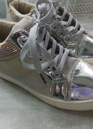 Жіночі, сріблясті кросівки на шнурках з блискавкою1 фото