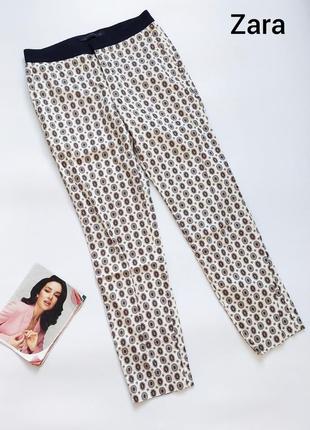 Женские легкие светлые брюки с принтом на застежке и молнии от бренда zara
