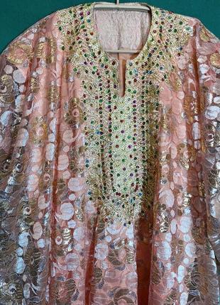 Сукня-туніка теплого персикового відтінку з вишивкою ручної роботи.3 фото