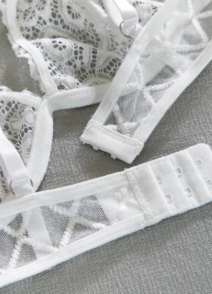 Сексуальний білий комплектик жіночої білизни з поясом5 фото