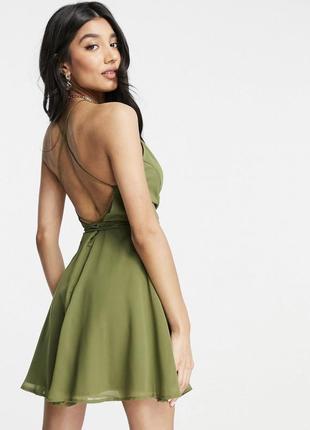 Короткое легкое платье на бретелях на завязки с v вырезом с сайта asos хаки цвета зеленое3 фото